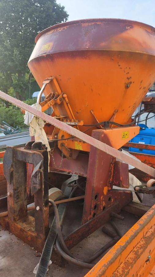 Gebraucht 1994 Boki HY1350 Kommunalfahrzeug mit Schneepflug und Sand / Salzstreuer