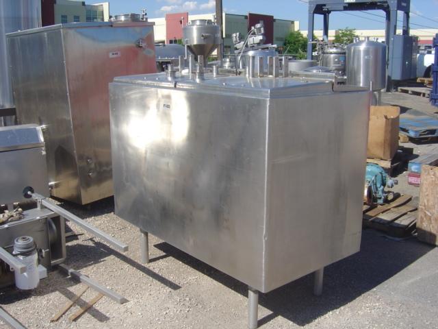 Used 3000 GALLON STORAGE TANK. CB