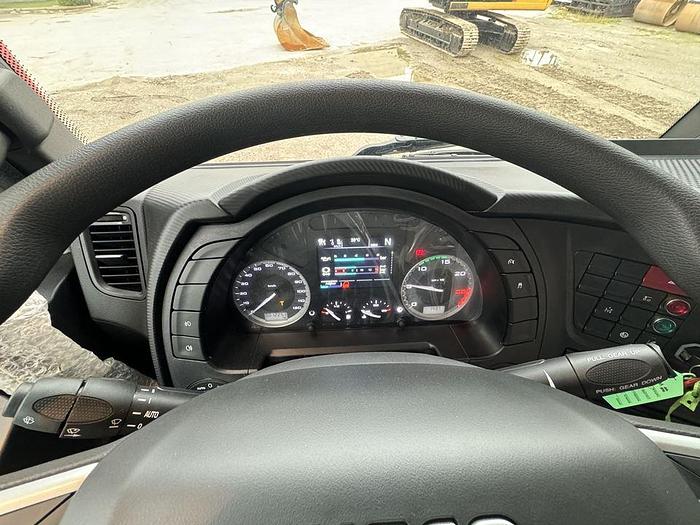 Usato 2024 IVECO X-WAY 420 RIBALTABILE TRILATERALE CON GRU