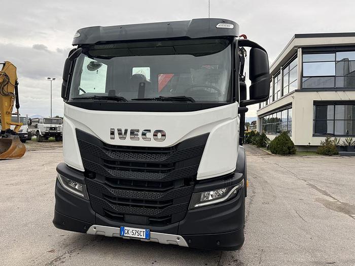 Usato 2024 IVECO X-WAY 420 RIBALTABILE TRILATERALE CON GRU
