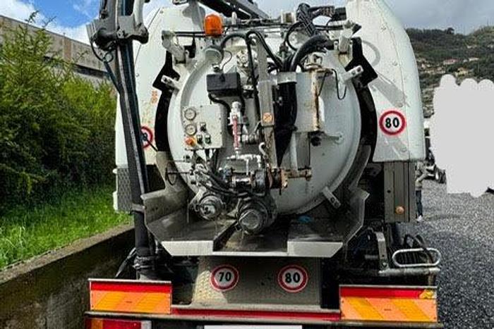 Usato 2011 IVECO  180 SPURGO MORO SPURGO