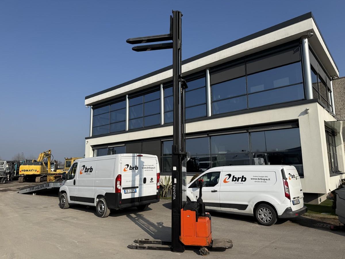 Usato 2002 TOYOTA SLL16