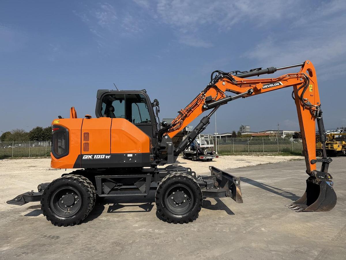 Usato 2023 DEVELON DX100W-7