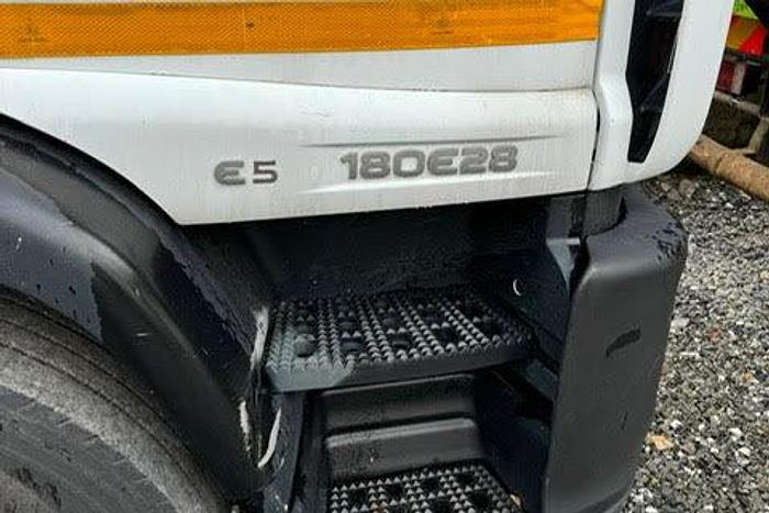 Usato 2011 IVECO  180 SPURGO MORO SPURGO