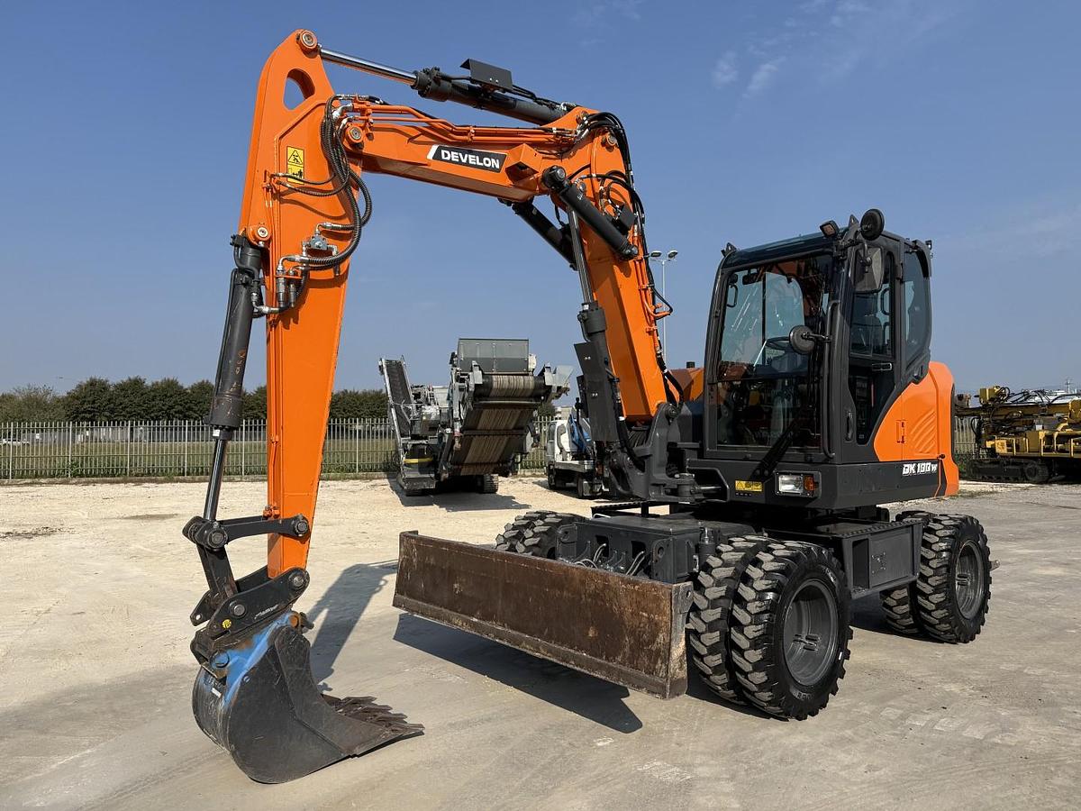 Usato 2023 DEVELON DX100W-7