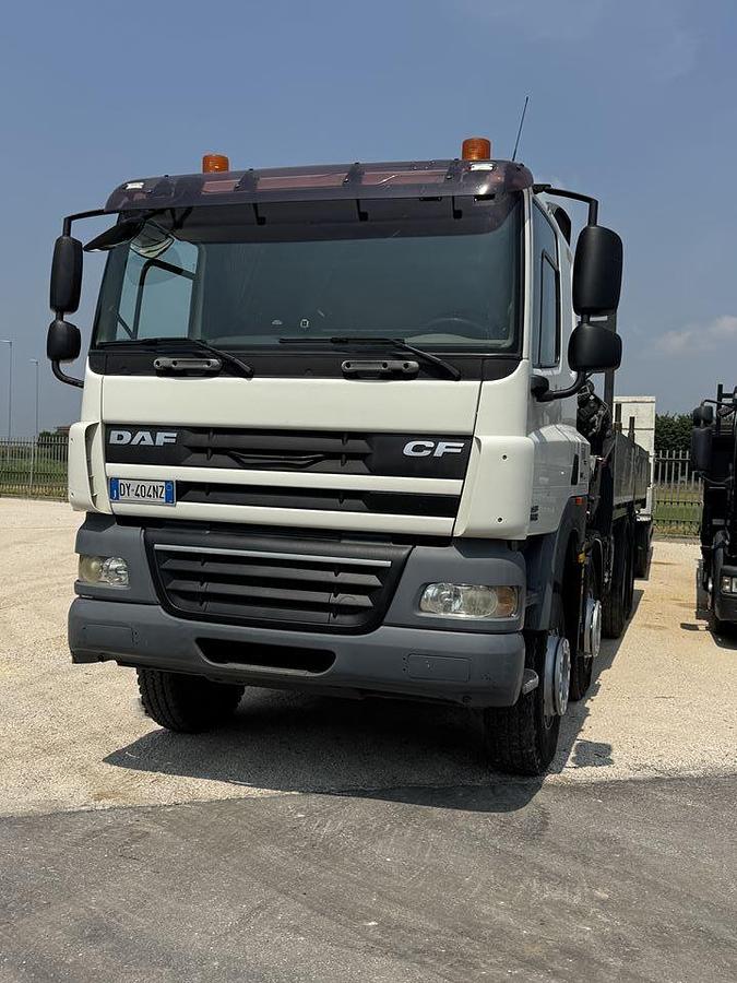 Usato 2009 DAF 460 CON GRU E RIMORCHIO