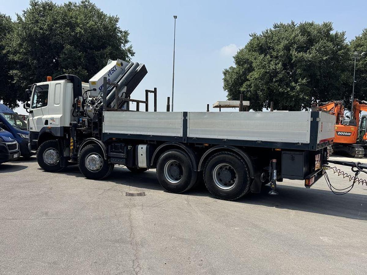 Usato 2009 DAF 460 CON GRU E RIMORCHIO