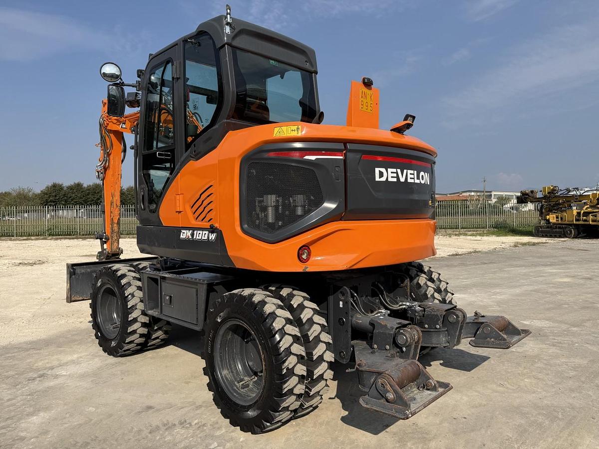 Usato 2023 DEVELON DX100W-7