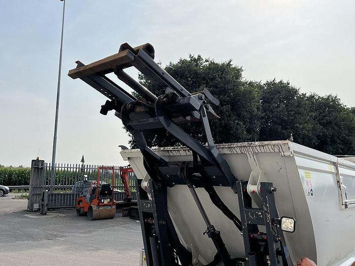 Usato 2021 PIAGGIO PORTER MAXXI VASCA RIFIUTI E VOLTACASSONETTI