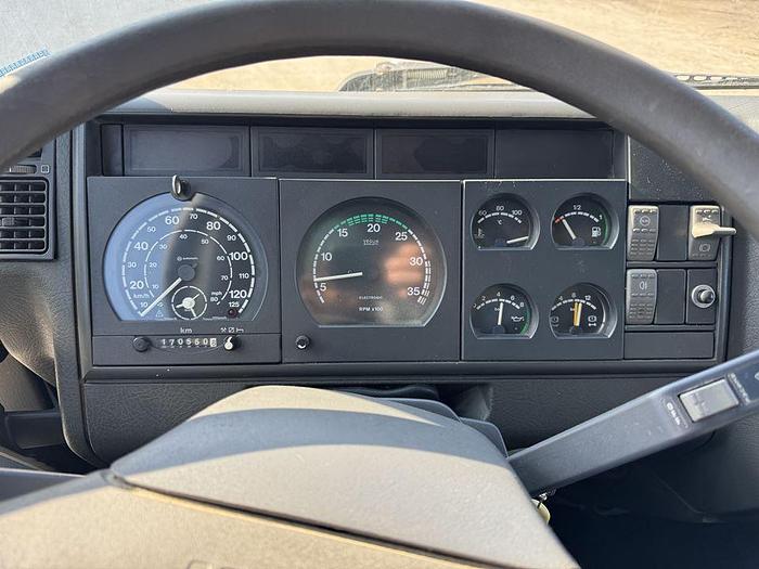 Usato 2002 IVECO 100E18 RIBALTABILE TRILATERALE