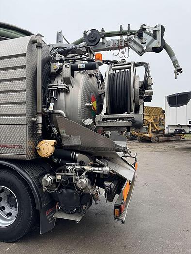 Usato 2016 IVECO  180 SPURGO CAPPELLOTTO 180-320 E6