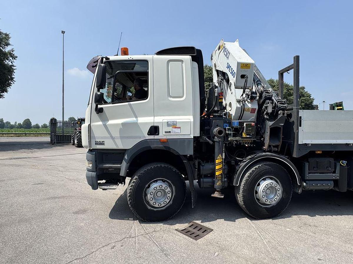 Usato 2009 DAF 460 CON GRU E RIMORCHIO