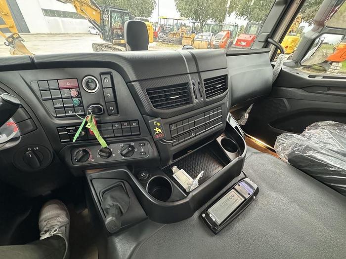 Usato 2024 IVECO X-WAY 420 RIBALTABILE TRILATERALE CON GRU