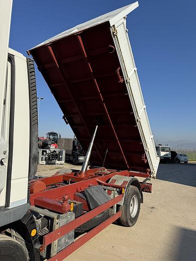 Usato 2002 IVECO 100E18 RIBALTABILE TRILATERALE