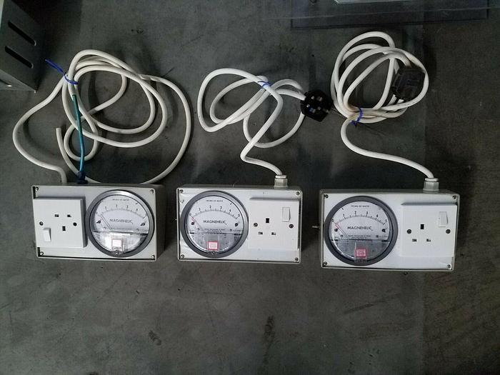 Used DWYER 0-5" MAGNEHELIC DIFFERENTIAL PRESSURE GAUGE
