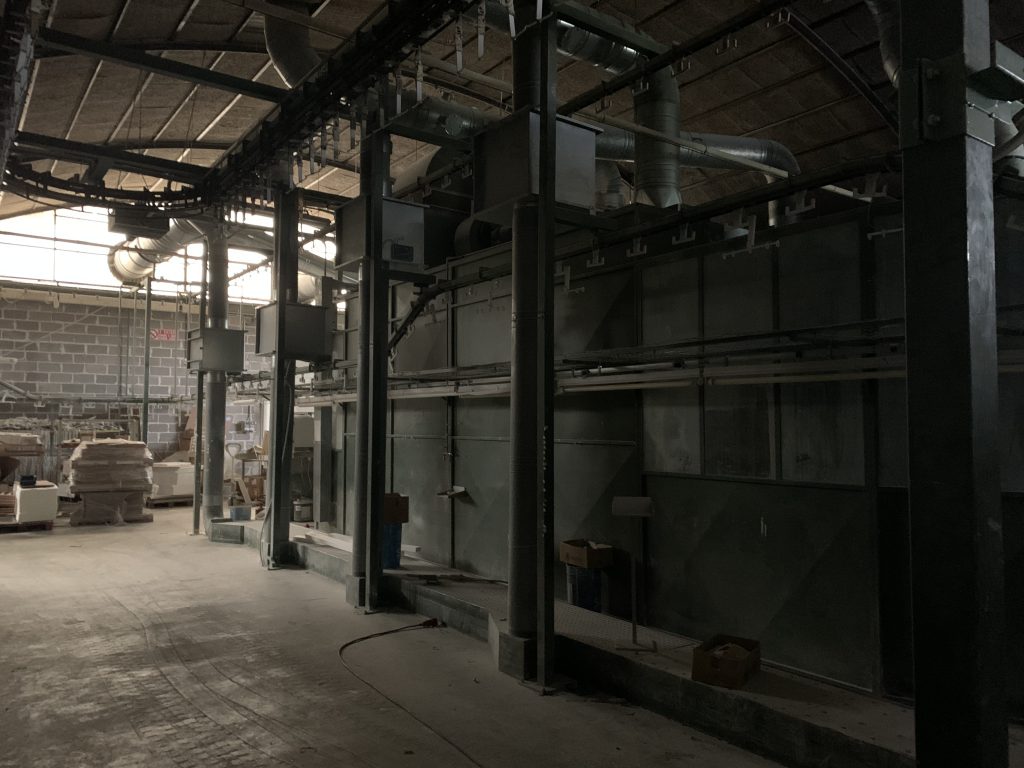 Usato Catena di verniciatura ad acqua per letti di bambini o prodotti similari, da 865 metri lineari, robots, coppe rotanti e accessori.