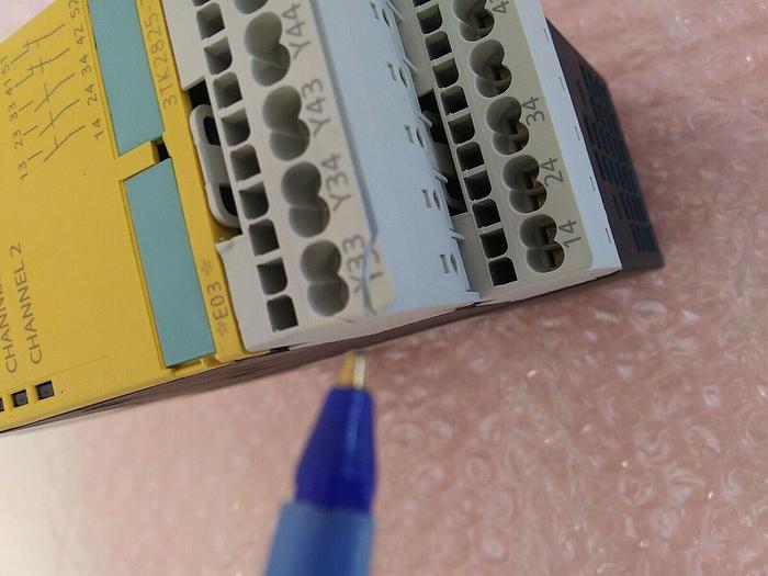 Siemens 3TK2825-2AJ20 Safety Relay (Very Minor Cosmetic Damage)