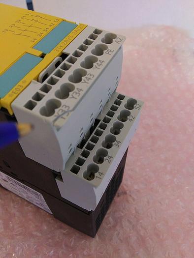 Siemens 3TK2825-2AJ20 Safety Relay (Very Minor Cosmetic Damage)