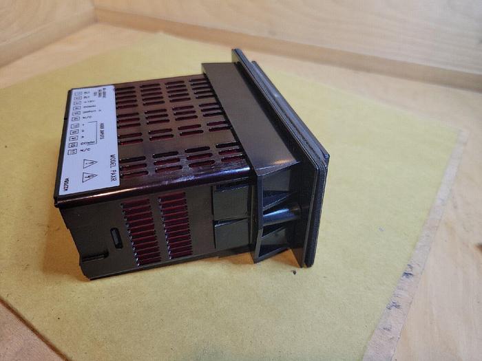 Used Red Lion PAXR, PAXR0000 - 1/8 DIN Digit Input Panel Meter