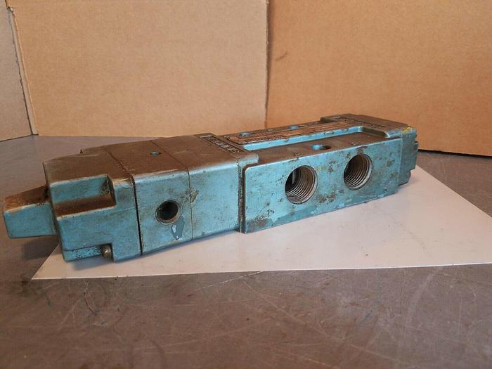 Used Skinner S4K0AAL5, Directional Control Valve