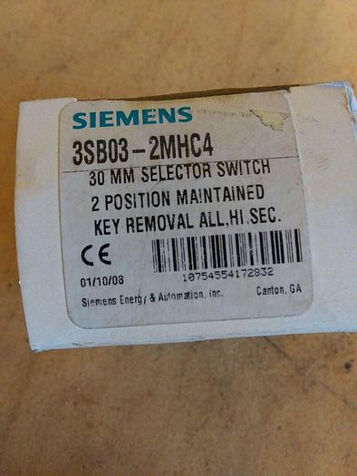Siemen 3SB03-2MHC4 Selector Switch with Keys