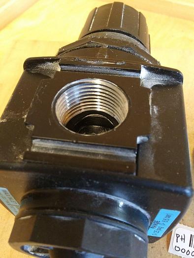 Used R28-06-F0G0 Wilkerson 3/4"NPT Regulator with Gauge K4515N14160