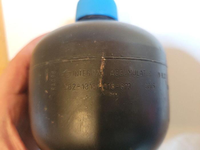 Used Integral Accumulator 032-1315-013-611, 250 bar