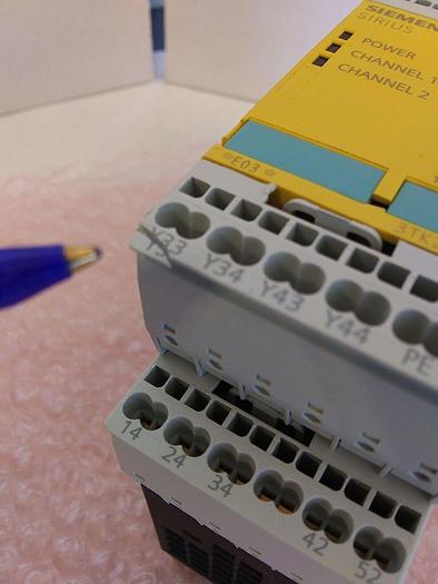 Siemens 3TK2825-2AJ20 Safety Relay (Very Minor Cosmetic Damage)