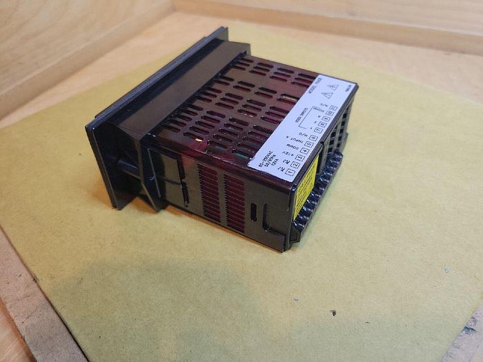 Used Red Lion PAXR, PAXR0000 - 1/8 DIN Digit Input Panel Meter