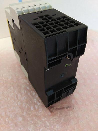 Siemens 3TK2825-2AJ20 Safety Relay (Very Minor Cosmetic Damage)