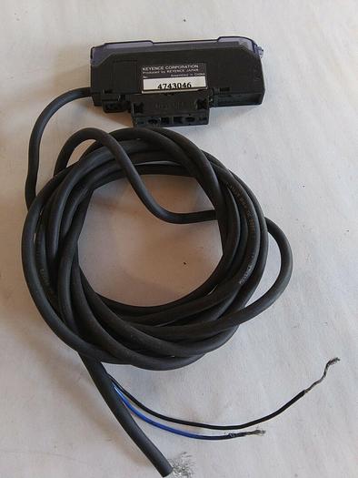 Used Keyence FS-V2-1R Digital Fiber Optic Sensor (Lot of 2)