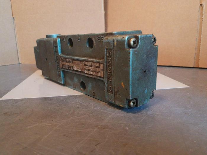 Used Skinner S4K0AAL5, Directional Control Valve