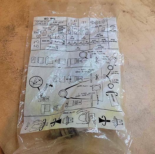 Allen-Bradley 800EM-LF5 Illuminated Push Button Momentary Contact Amber New