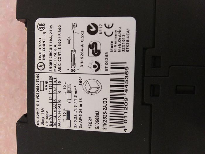 Siemens 3TK2825-2AJ20 Safety Relay (Very Minor Cosmetic Damage)