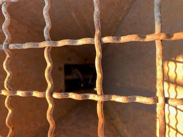 Used Stainless Steel Hopper Feed Tank with Screw Auger Discharge