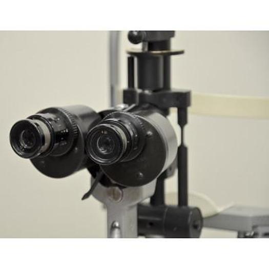 Used HAAG STREIT BM 900 SLIT LAMP WITH THREE-DIMENSIONAL MOVEMENTS, ON ITS VARIABLE HEIGHT TABLE