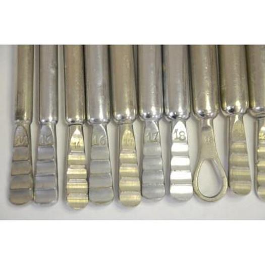 Used SET OF CANDLES IN DIFFERENT SIZES