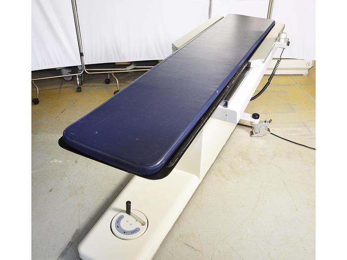 D'occasion MOBILE INTERVENTIONAL RADIOGRAPHIC TABLE WITH FLOATING CARBON FIBER TRAY CT160 F