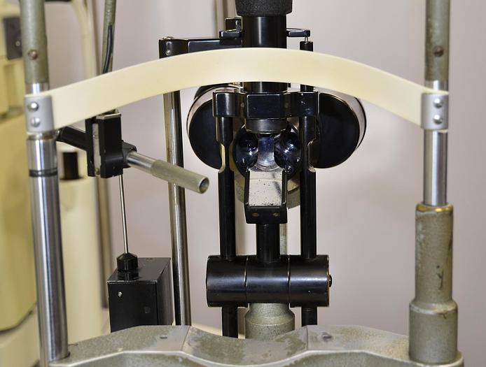 D'occasion LAMPE A FENTE HAAG STREIT BM 900 MOUVEMENTS TRIDIMENTIONNELS AVEC TONOMÉTRE  À APLANATIONS