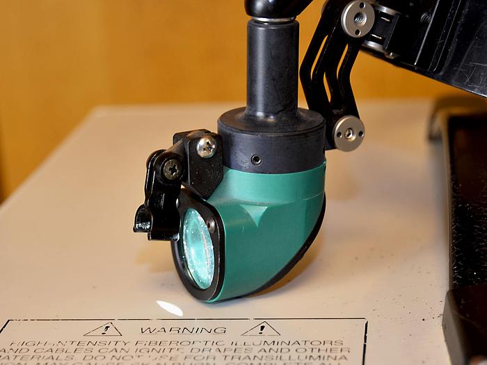 original-d-occasion-source-de-lumiere-aculux-ax-3002-avec-deux-casques.JPG