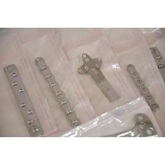 Used SET OF DIFFERENT-SIZED PLATES AND ORTHOPEDIC PINS