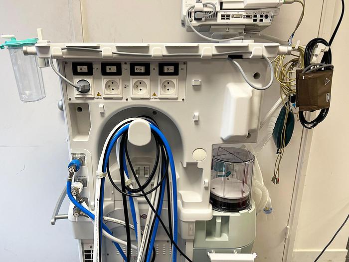 Used GENERAL ELECTRIC ADVANCE CS2 ANESTHESIA RESPIRATOR with MONITORING ANESTHESIA CARESCAPE