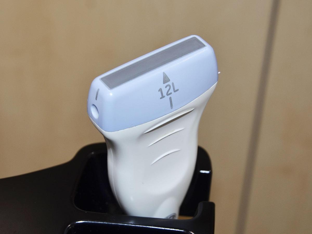 D'occasion GENERAL ELECTRIC GE VENUE 40 PORTABLE ULTRASOUND ON ITS MOBILE STAND