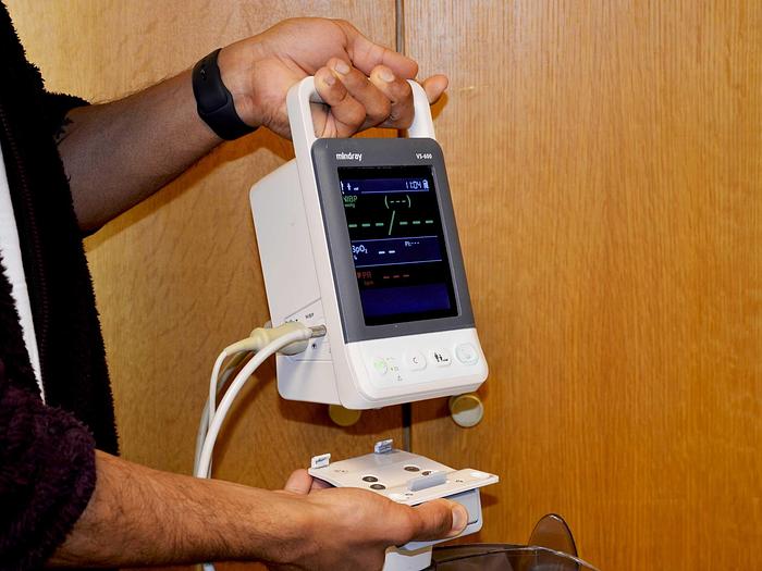 D'occasion MONITEUR MOBILE DE PRESSION BRASSARD, DE SP02 MINDRAY VS 600