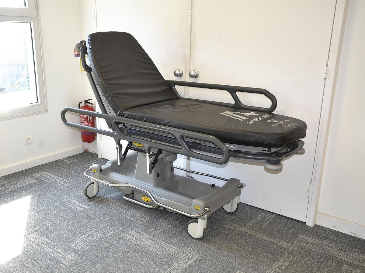D'occasion ANETIC AID QA3 HYDRAULIC STRETCHER TROLLEY