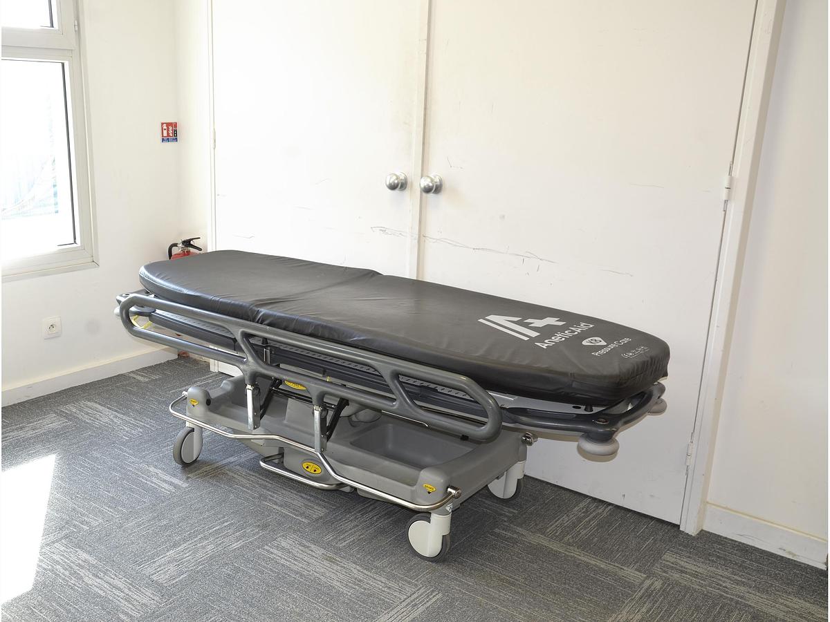 D'occasion ANETIC AID QA3 HYDRAULIC STRETCHER TROLLEY