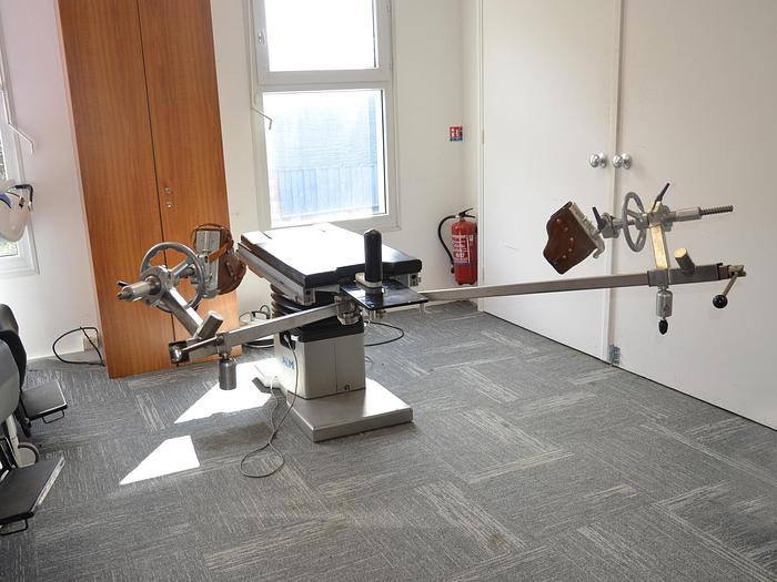 D'occasion ALM TRANSFERIS ELECTRIC OPERATING TABLE WITH ORTHOPEDIC EXTENSION