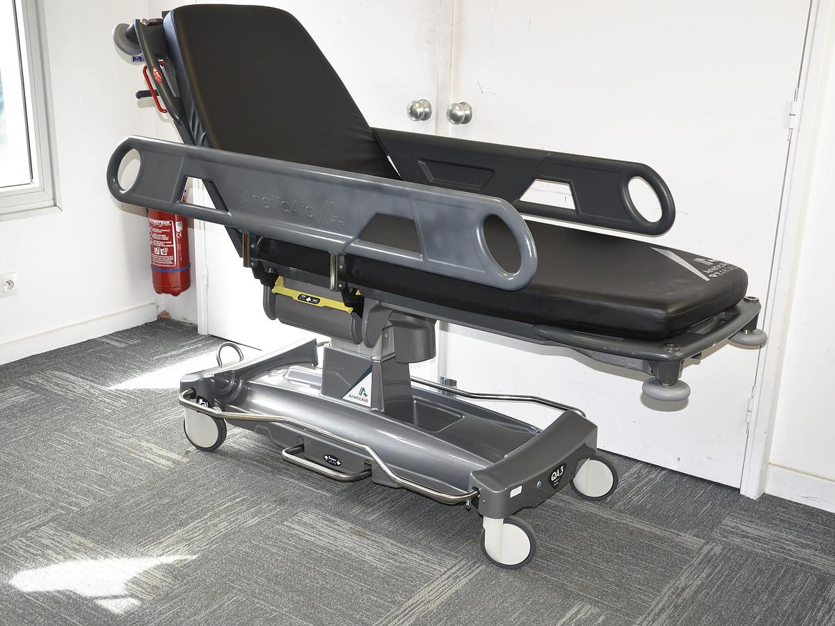 D'occasion ANETIC AID QA3 HYDRAULIC STRETCHER TROLLEY