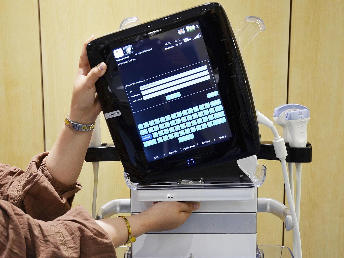 D'occasion GENERAL ELECTRIC GE VENUE 40 PORTABLE ULTRASOUND ON ITS MOBILE STAND