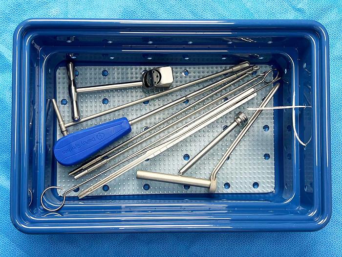 Used SWISS SYNTHES FEMUR NECK SCREW SET